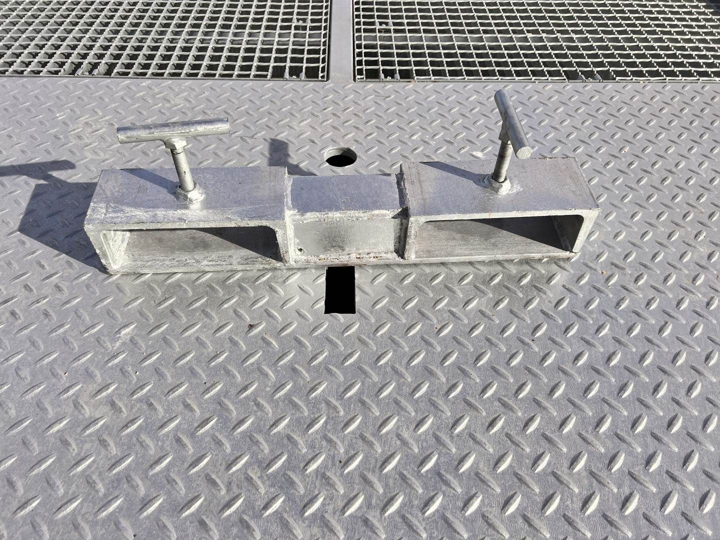 Rampe de quai mobile galvanisée AZ Ramp Prime XS - Achat ou location - Capacité de 6T à 10T - Modèle minimaliste et économique_3