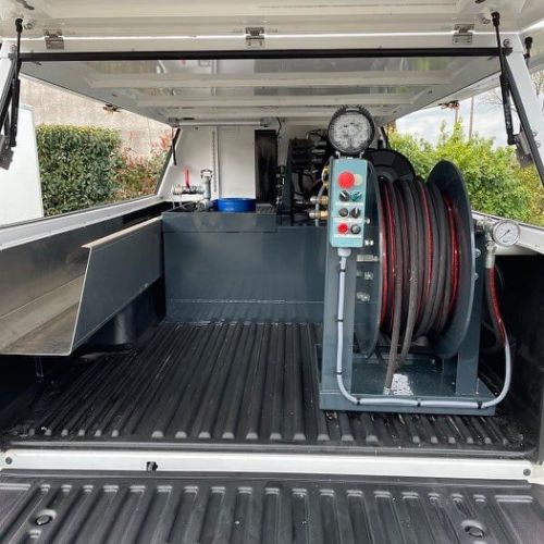 Camion haute pression pour réseaux d'égouts avec plusieurs débits et pressions disponibles