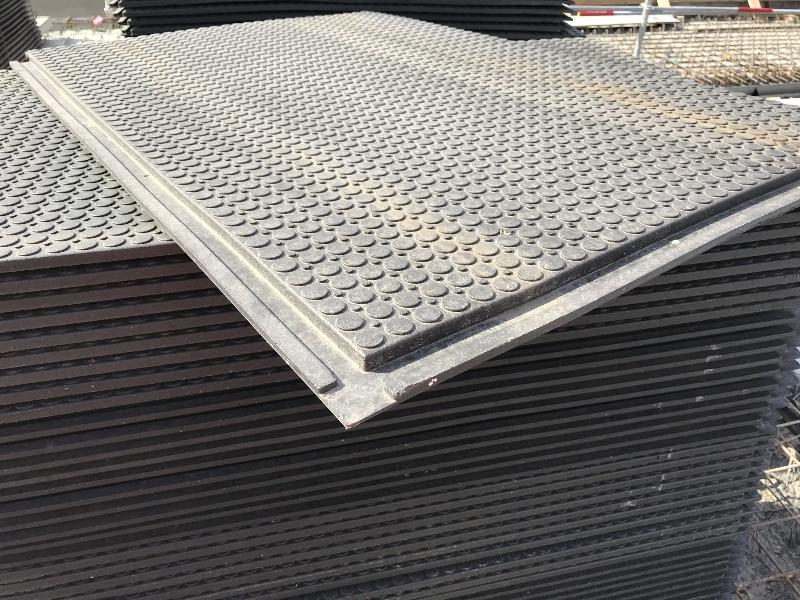 Plaques de protection de sol stabilisé - PVC mou recyclé, 24 kg, 19 tonnes/m²  - Disponible en vente et en location -Remopla (120)_3