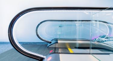 Escalier mécanique robuste, fiable  et polyvalent pour les grands espaces de transport public - Schindler 9700_3