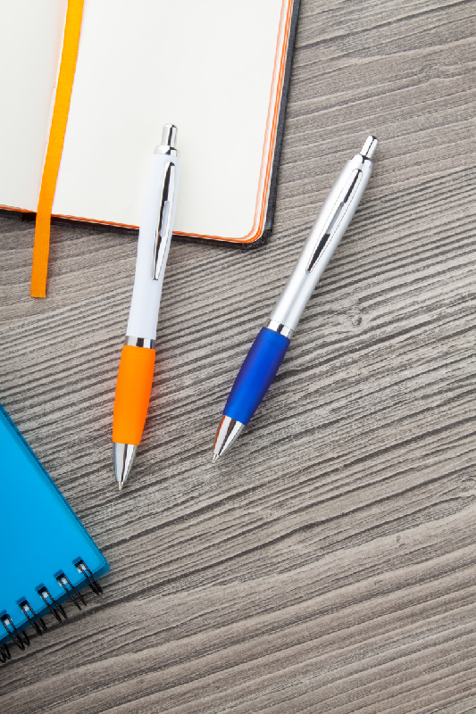 Stylo à bille en plastique - corps silver, grip en caoutchouc de couleur - encre bleue_3