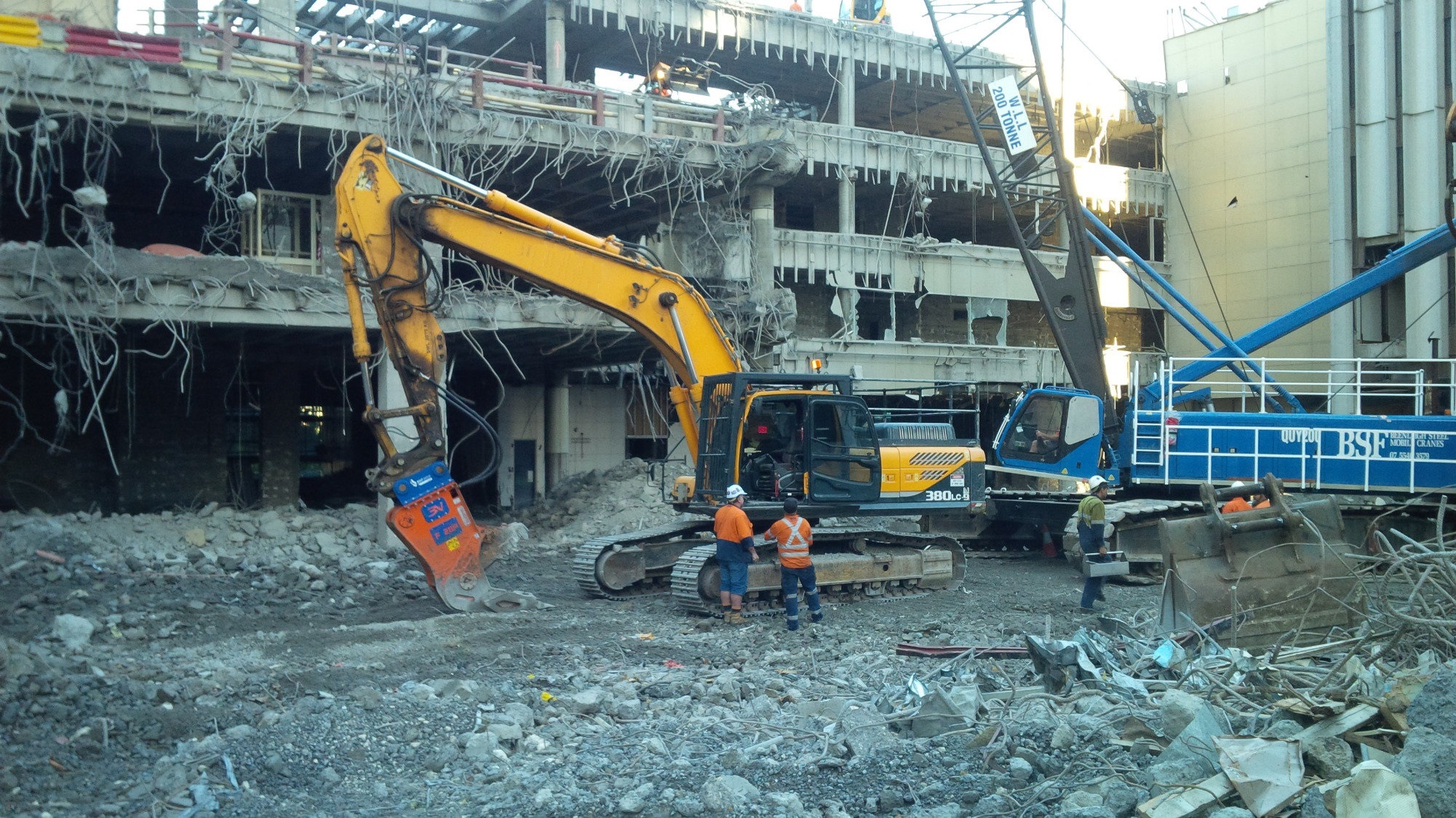 Broyeur à béton fixe avec booster 750 bar - 5 modèles pour pelles de 12 à 50 tonnes_3