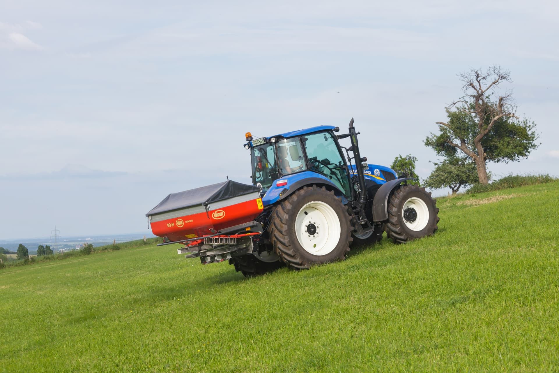 Distributeur d'engrais avec commande hydraulique ou électrique