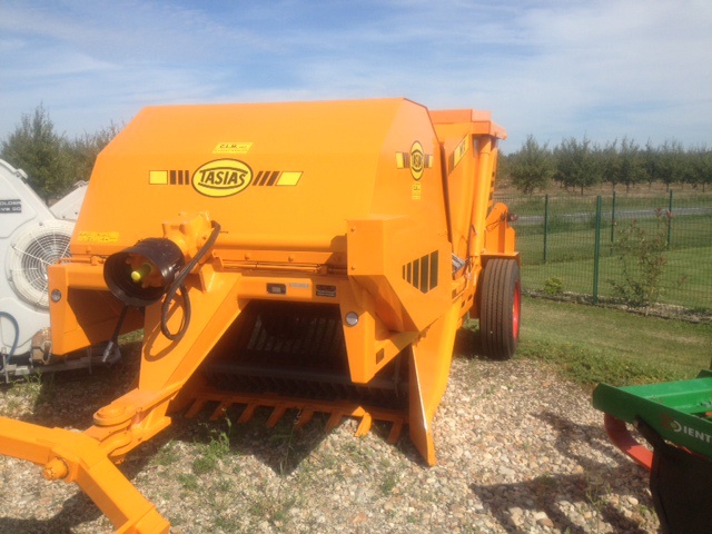 Ramasseuse de pierres à attelage fixe , articulé, déportable hydrauliquement_3