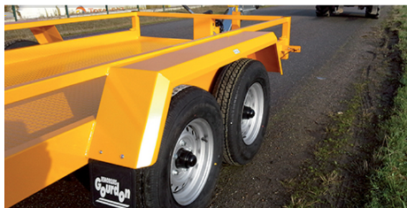 Remorque pour nacelles avec rampes en acier à garniture bois