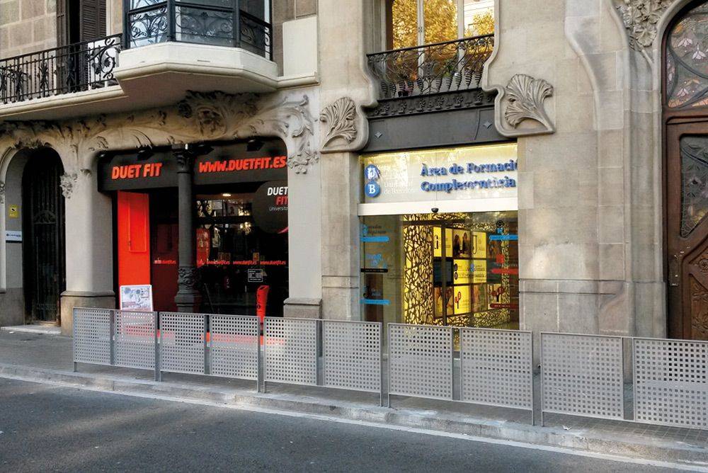 Barrière urbaine en acier VVBA210 - Traitement Ferrus anticorrosion - Coloris gris argent RAL 9006_3