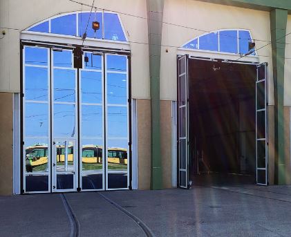 Porte accordéon avec panneaux en aluminium et finition argent métallisé