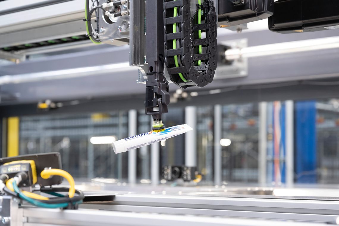 Robot préparation de commandes intelligent, rapide et fiable  - SSI PIECE PICKING_3