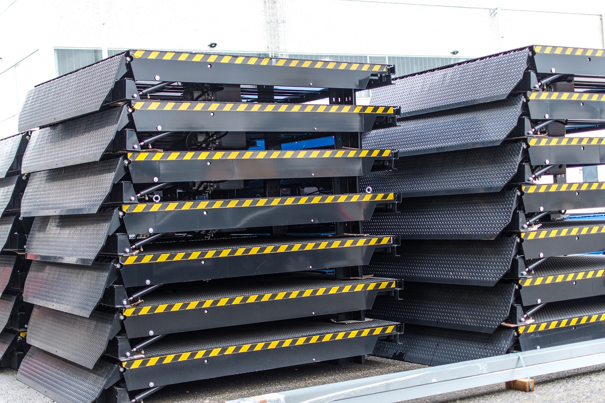 Rampe de chargement hydraulique conçue pour le chargement et le déchargement efficace et sécurisé des véhicule - SDL_3