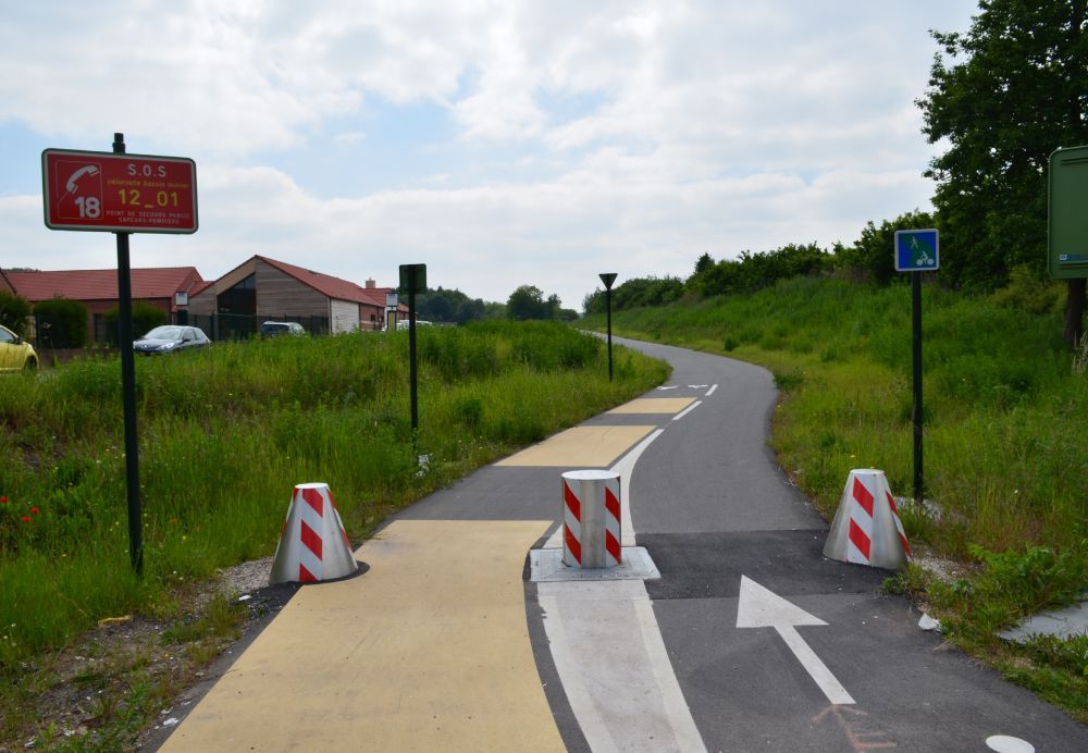 Équipement de régulation du trafic pour zones de recharge de véhicules électriques