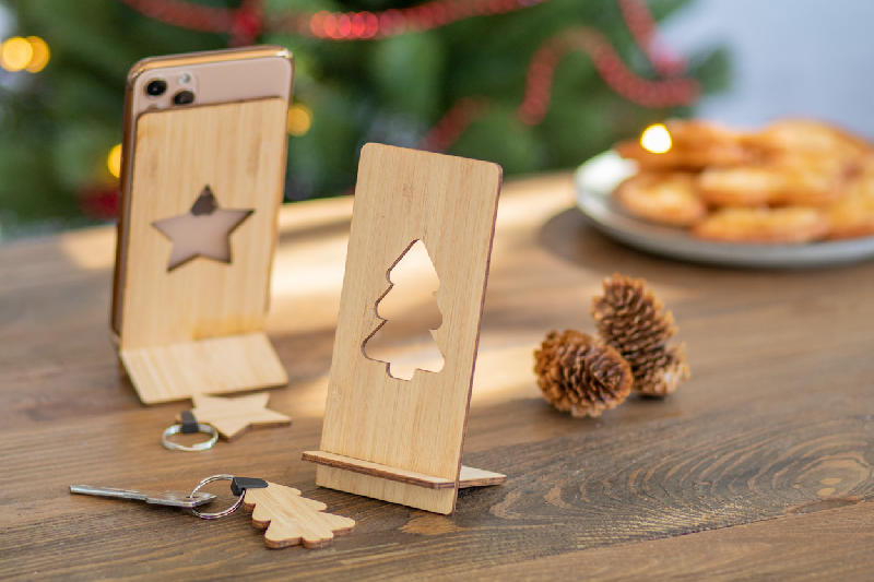 Support pour téléphone en contreplaqué de bambou - Motif sapin de Noël - Couleur naturelle - Poids 185g_3