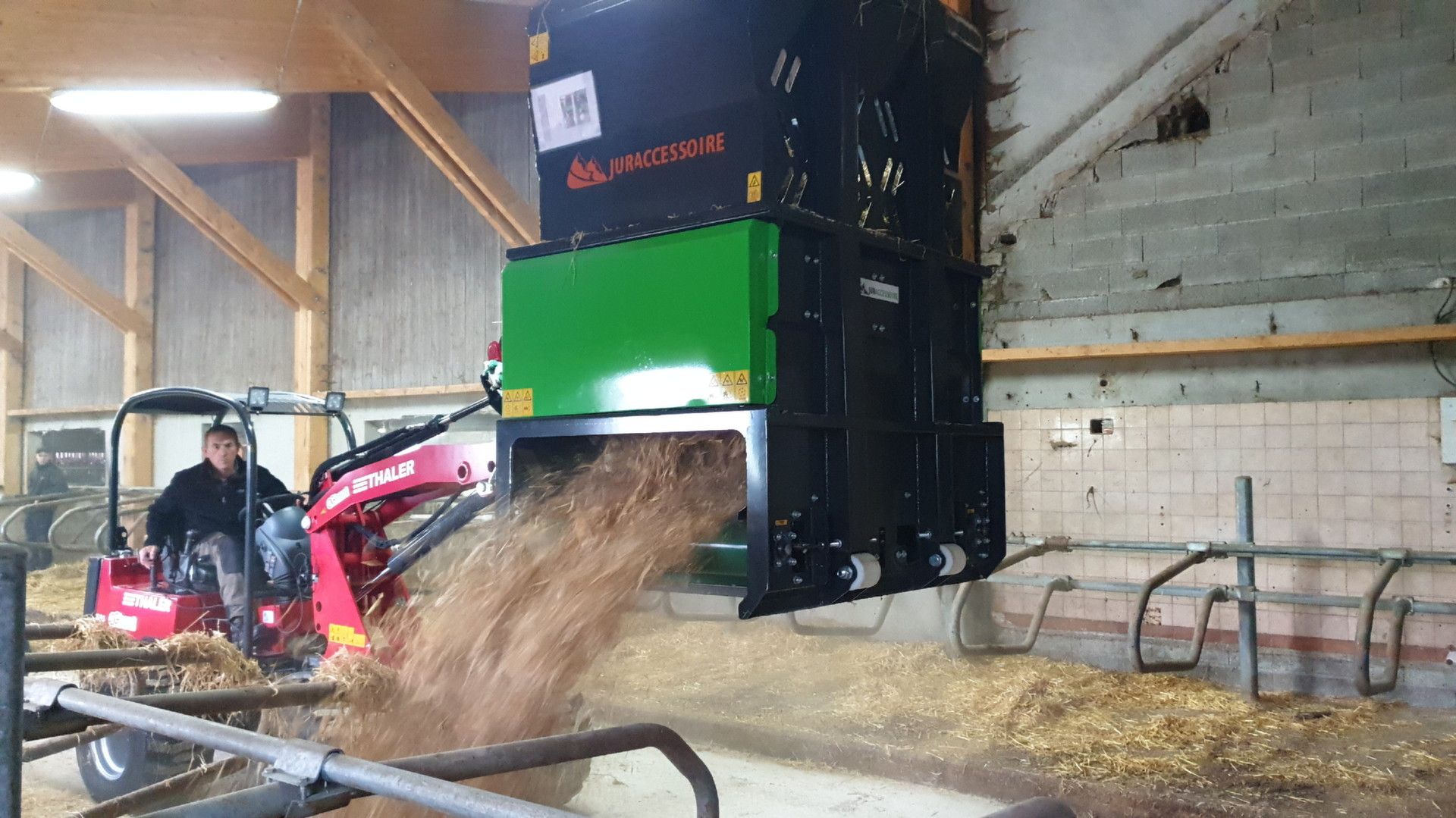 Cubic Master Pailleuse agricole - Juraccessoire - pour logettes avec 1/2 botte carrée et paille brin long - sur valet de ferme 48 Cv_3