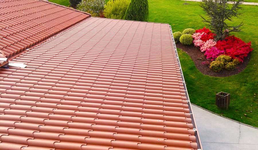 Panneau sandwich pour toiture avec isolation thermique