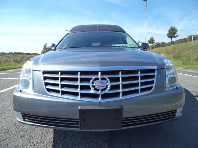 Véhicule funéraire Cadillac DTS 2010 avec options comme rouleaux et civière