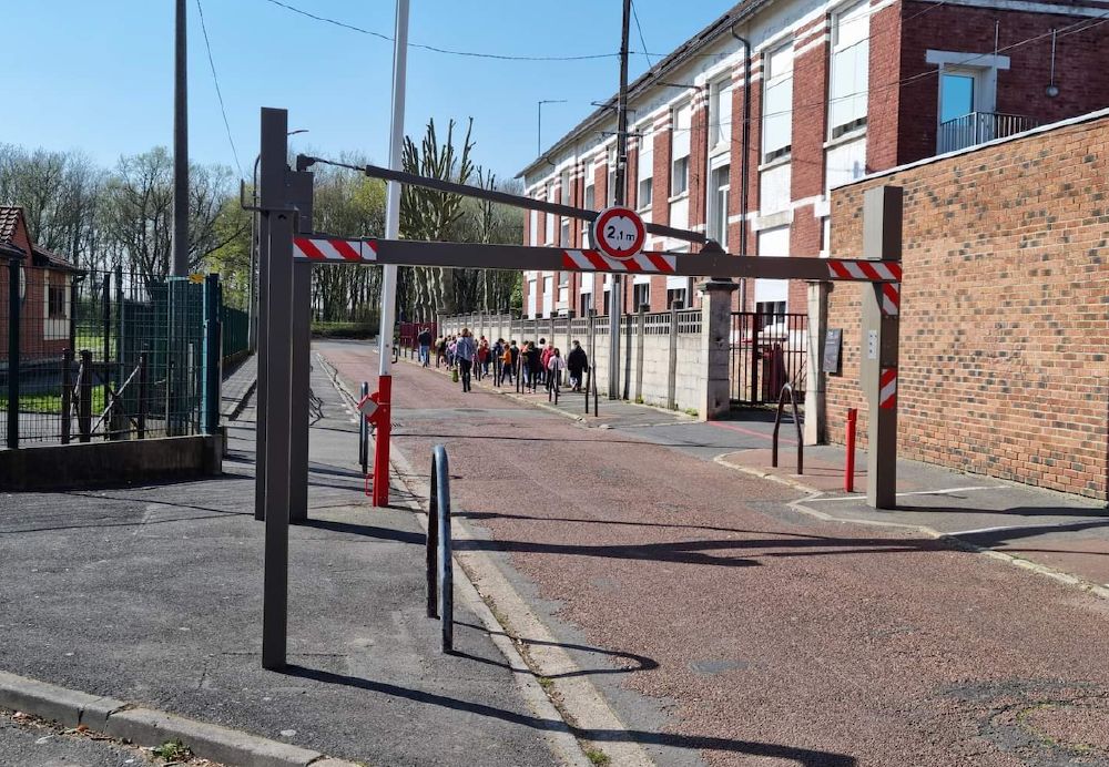 Portique articulé manuel limiteur de hauteur, conçu pour réguler les flux de véhicules  STOPOCAR - PREFABAT_3