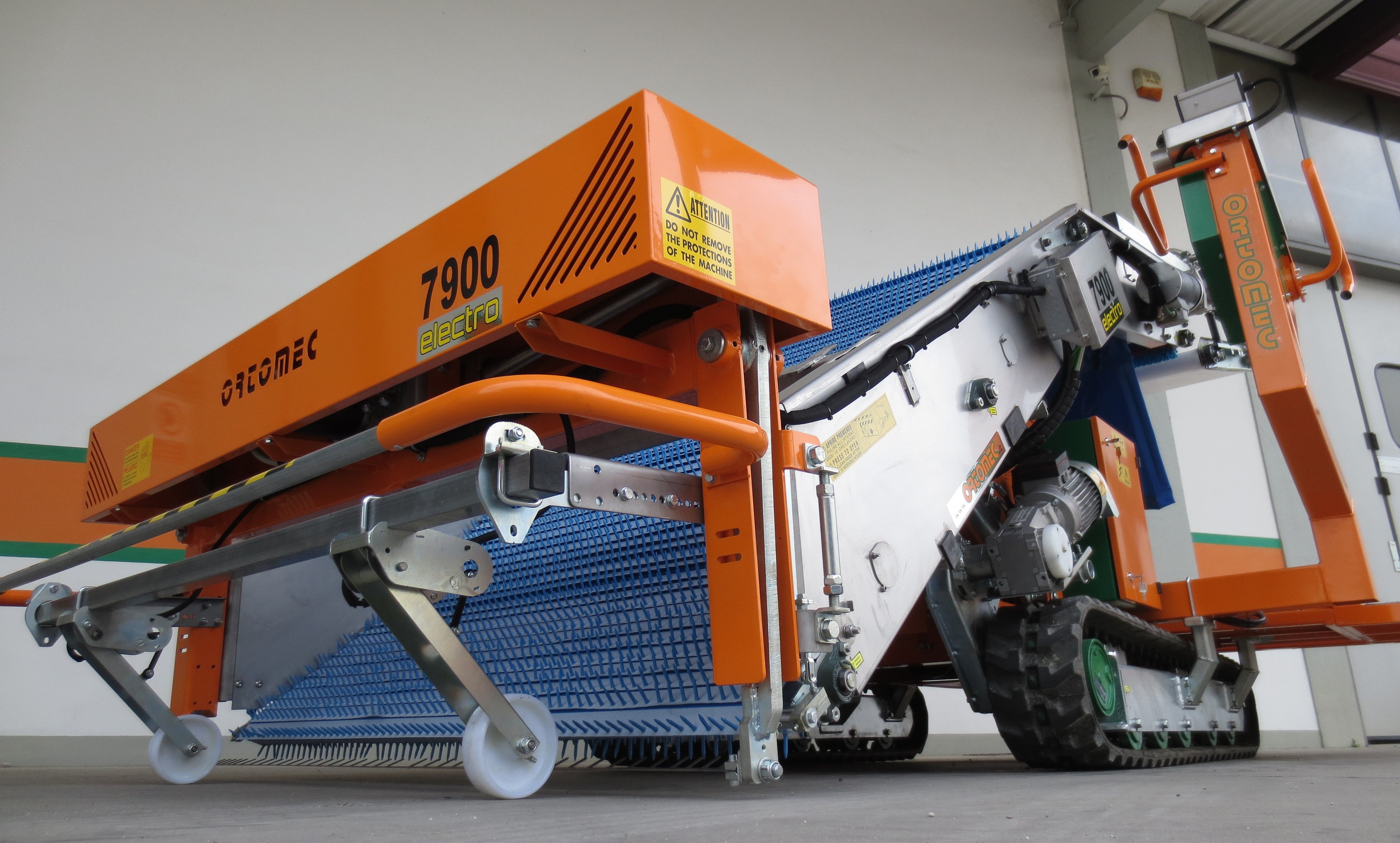 Récolteuse électrique automotrice 7400 Electro Herbex - Ortomec SRL - largeur de tête de récolte 130 à 180 cm, idéale pour serres et légumes comme valériane_3