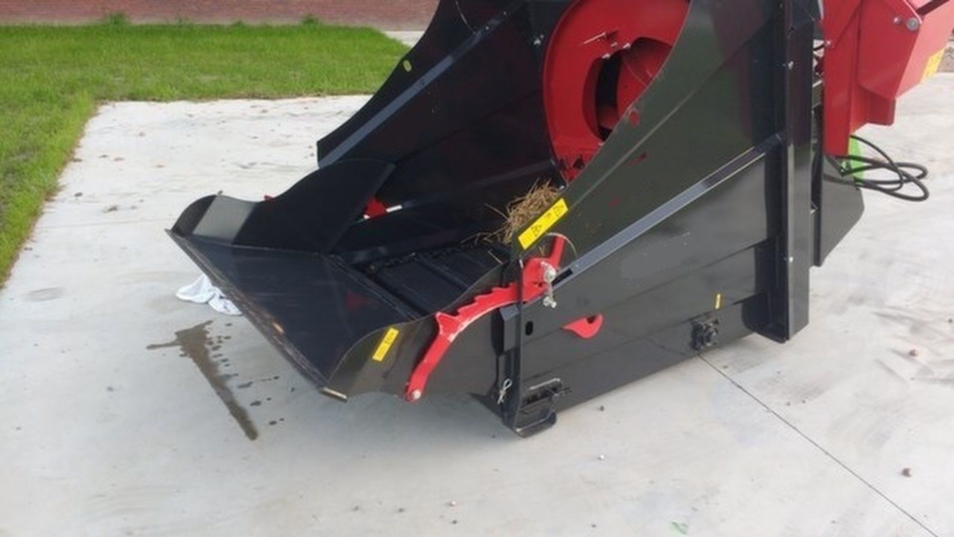 Équipement agricole Minipailleuse Plus avec porte repliable hydraulique