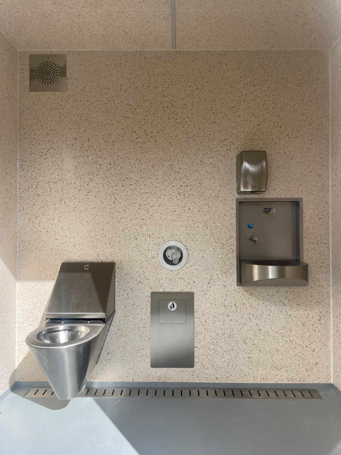 Cabine PMR avec mur urinoir disponible en version manuelle, semi-automatique ou automatique - réf. 2073_3