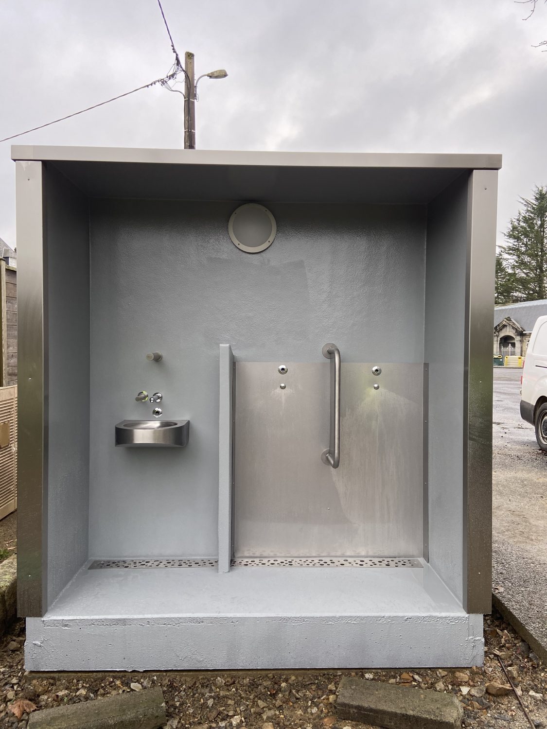 Cabine PMR avec mur urinoir, équipée de local technique, de finitions extérieures en bois, en trespa et en béton - référence 2073_3