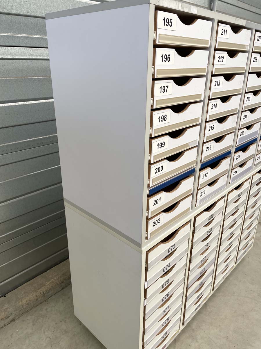 Meuble de laboratoire sur pieds métalliques, d'occasion