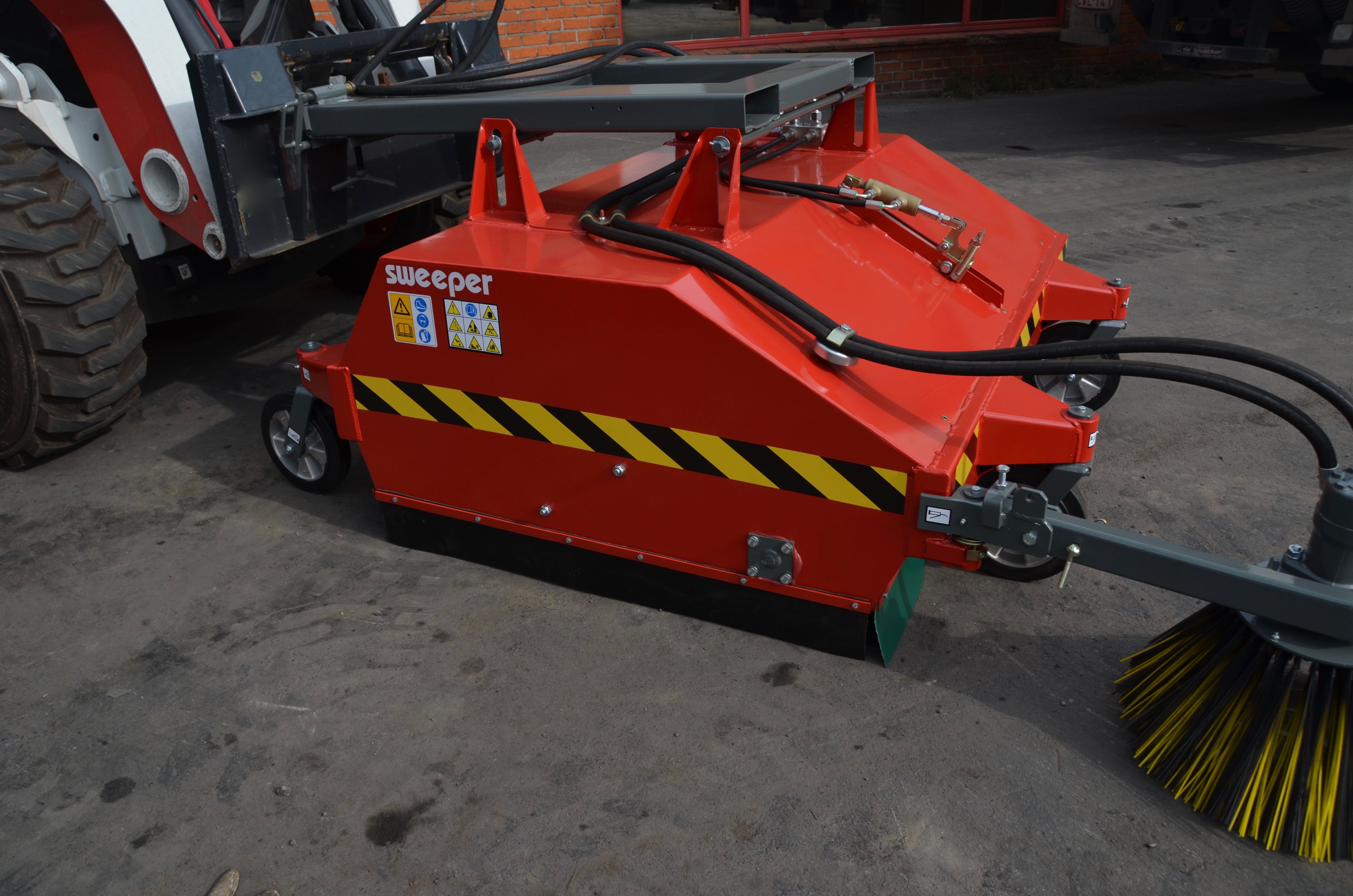 Balayeuse industrielle Attec - marche avant - pour télescopiques et chariots élévateurs - options hydrauliques et essence_3