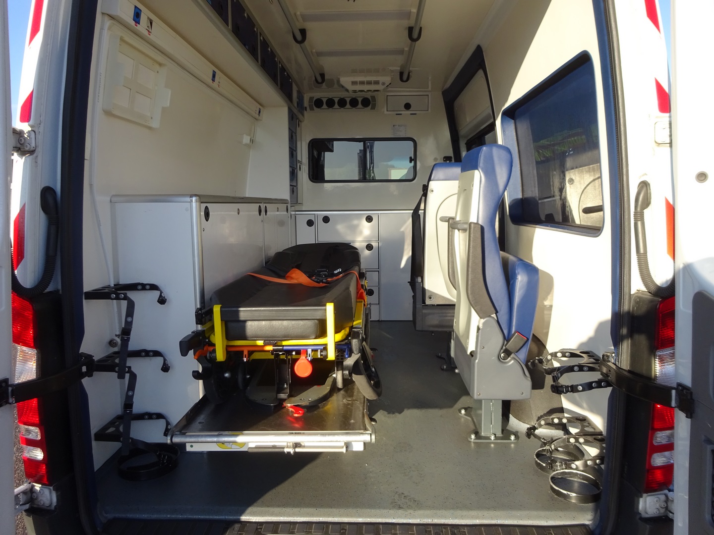 Ambulance Mercedes Sprinter 2013 avec gyros et sirène intégrés