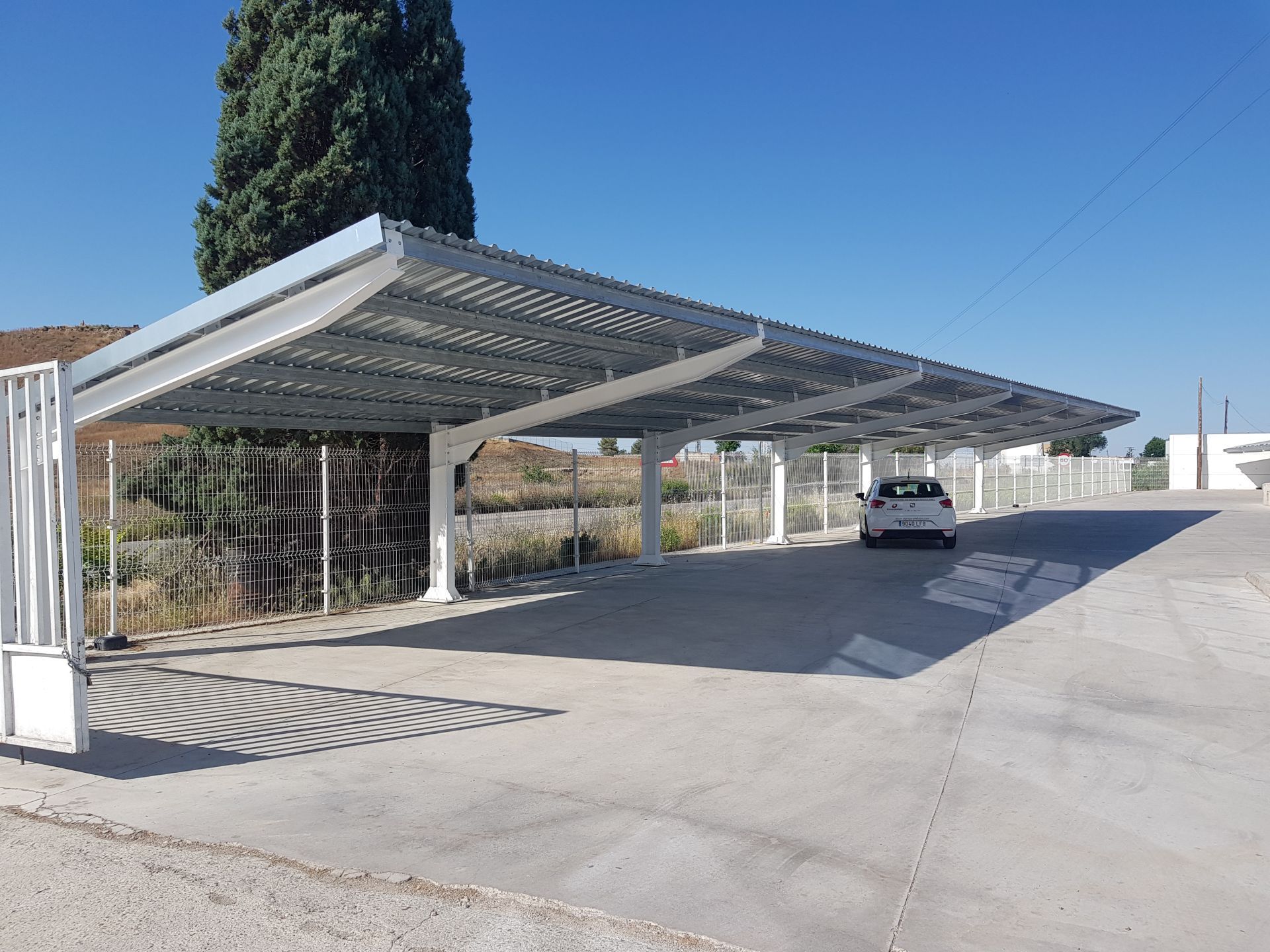 Ombrière photovoltaïque en acier_Sur mesure_SUNPARK_3