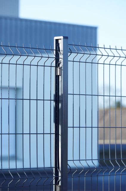 Poteau pour clôture avec gestion des redans par pas de 2 cm