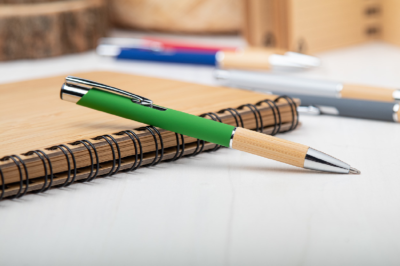 Stylo bille en aluminium - grip bambou - finition caoutchoutée - gravure laser effet miroir - encre bleue_3