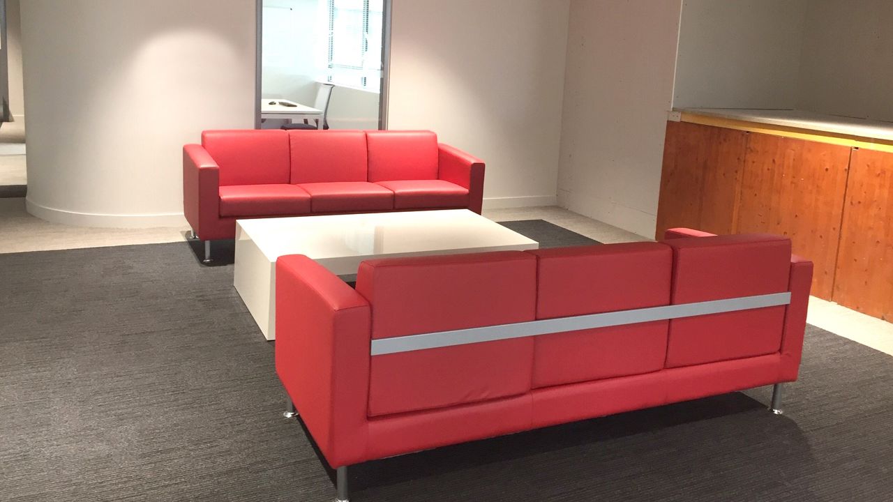 Canapé d'accueil chic et spacieux pour espaces professionnels_3