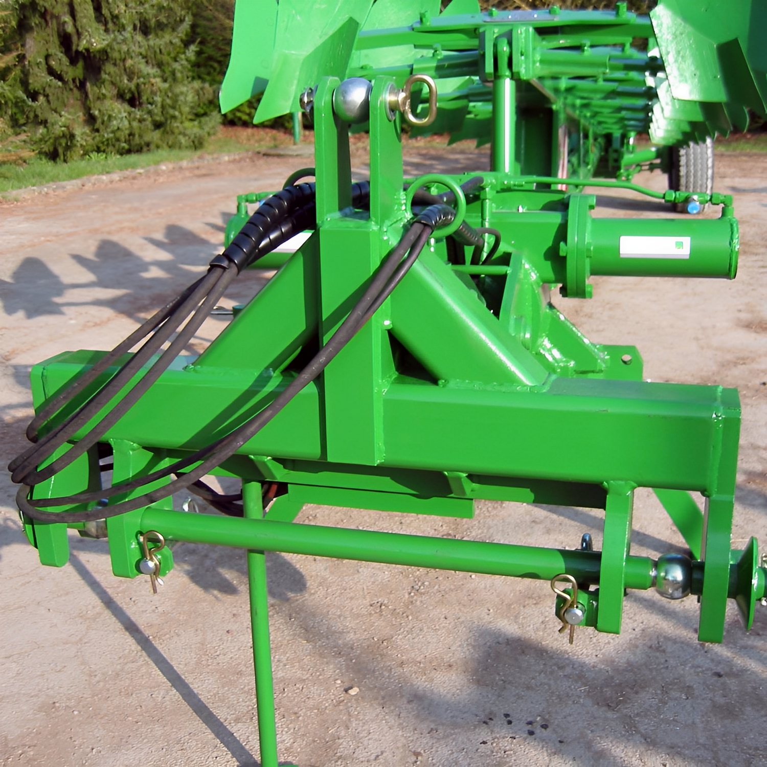 Charrue HR avec chariot auto-directionnel et amortisseurs