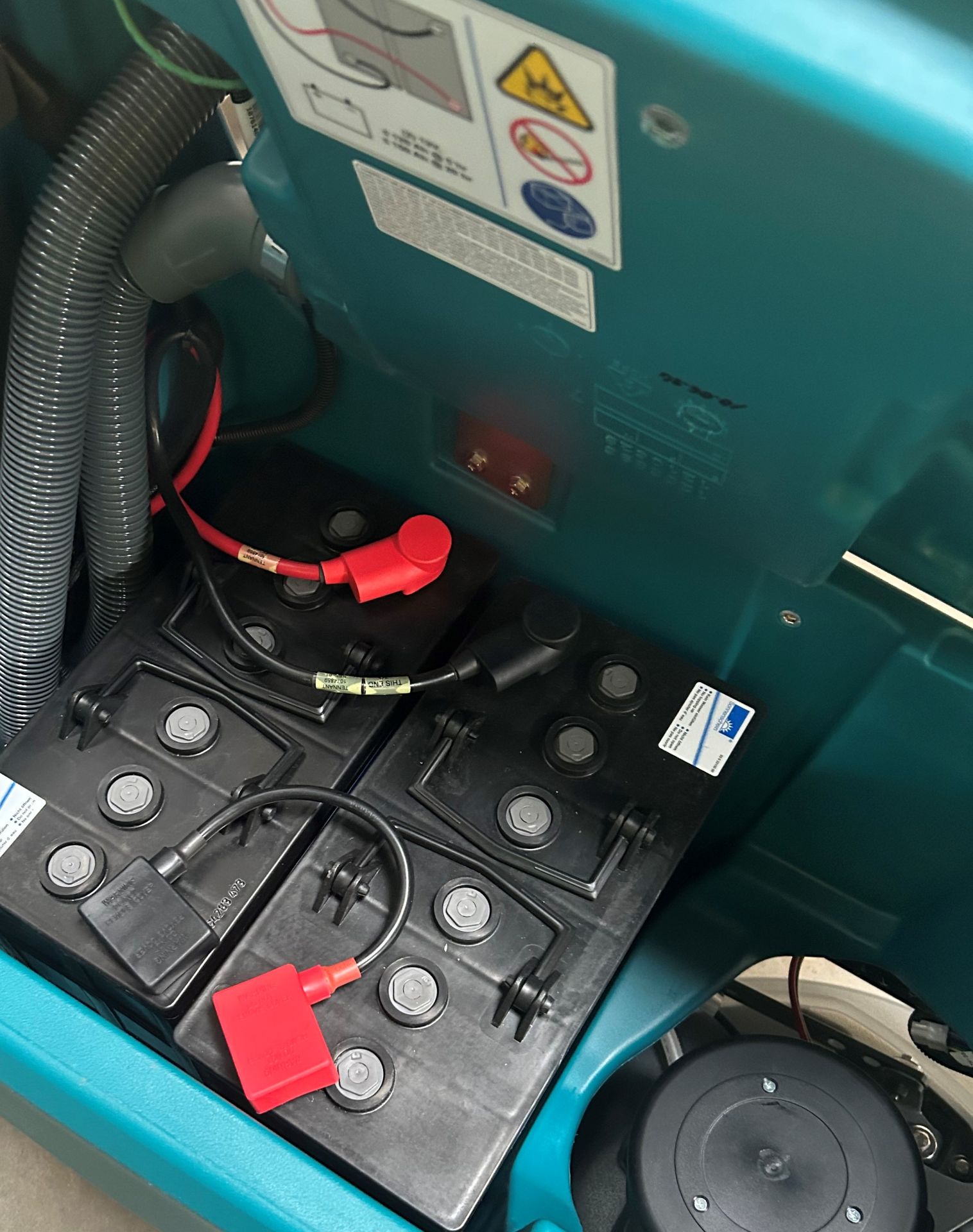 Autolaveuse T300 TENNANT neuve batteries chargeur inclus_3