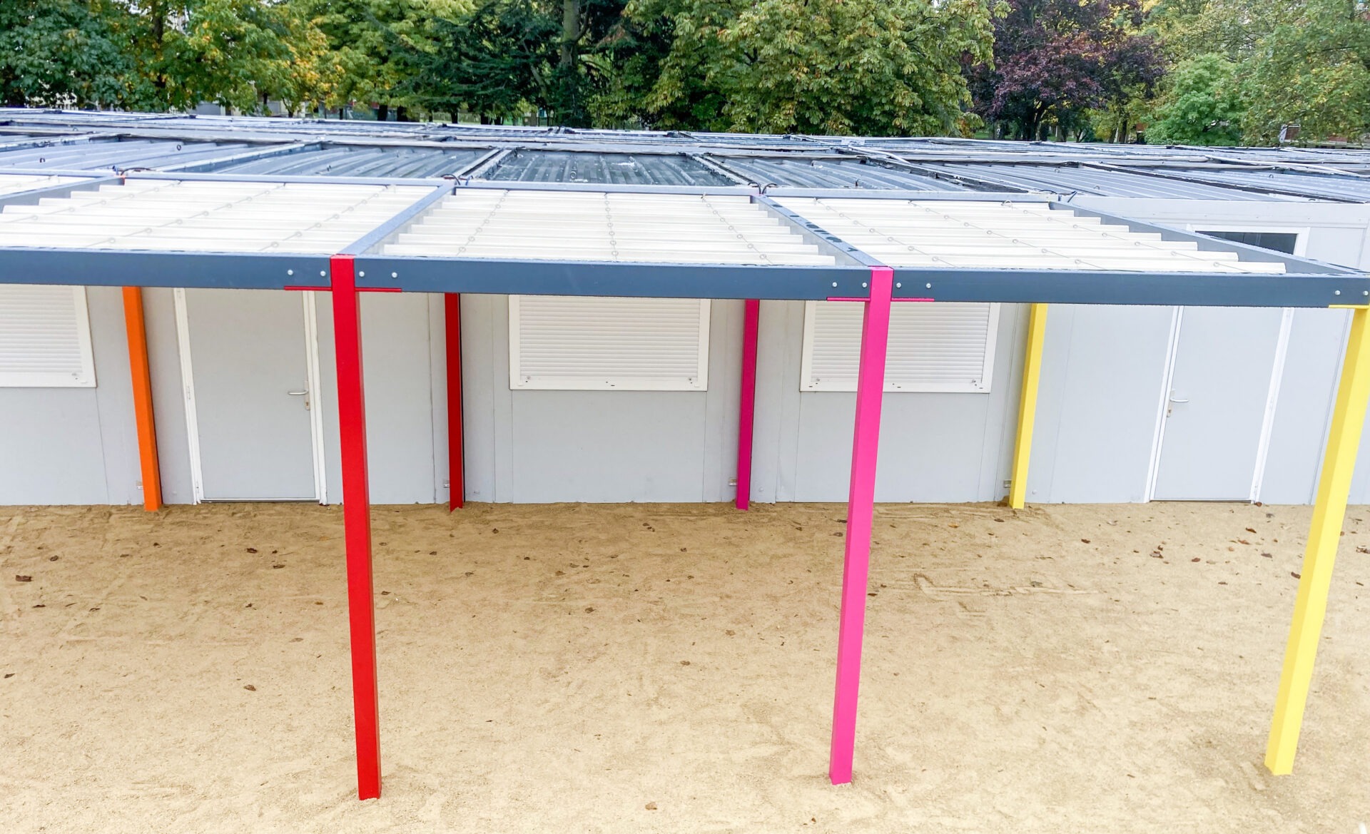 Préau couvert sur mesure pour établissement scolaire, bâtiment modulaire ou extérieur abrité - Fabrication SITI EUROPE depuis 25 ans_3