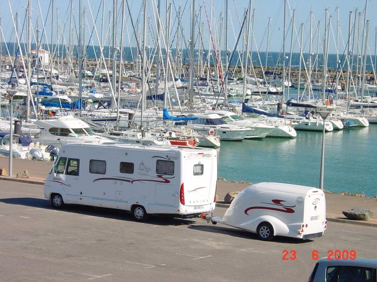 Remorque fourgon avec béquilles stabilisatrices arrière