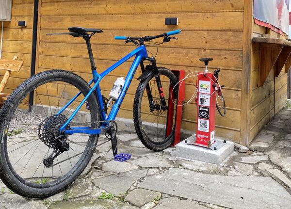 Station de gonflage vélo avec manomètre - Acier galvanisé ou inox - Options antivol et support vélo - PRS-SV1_3