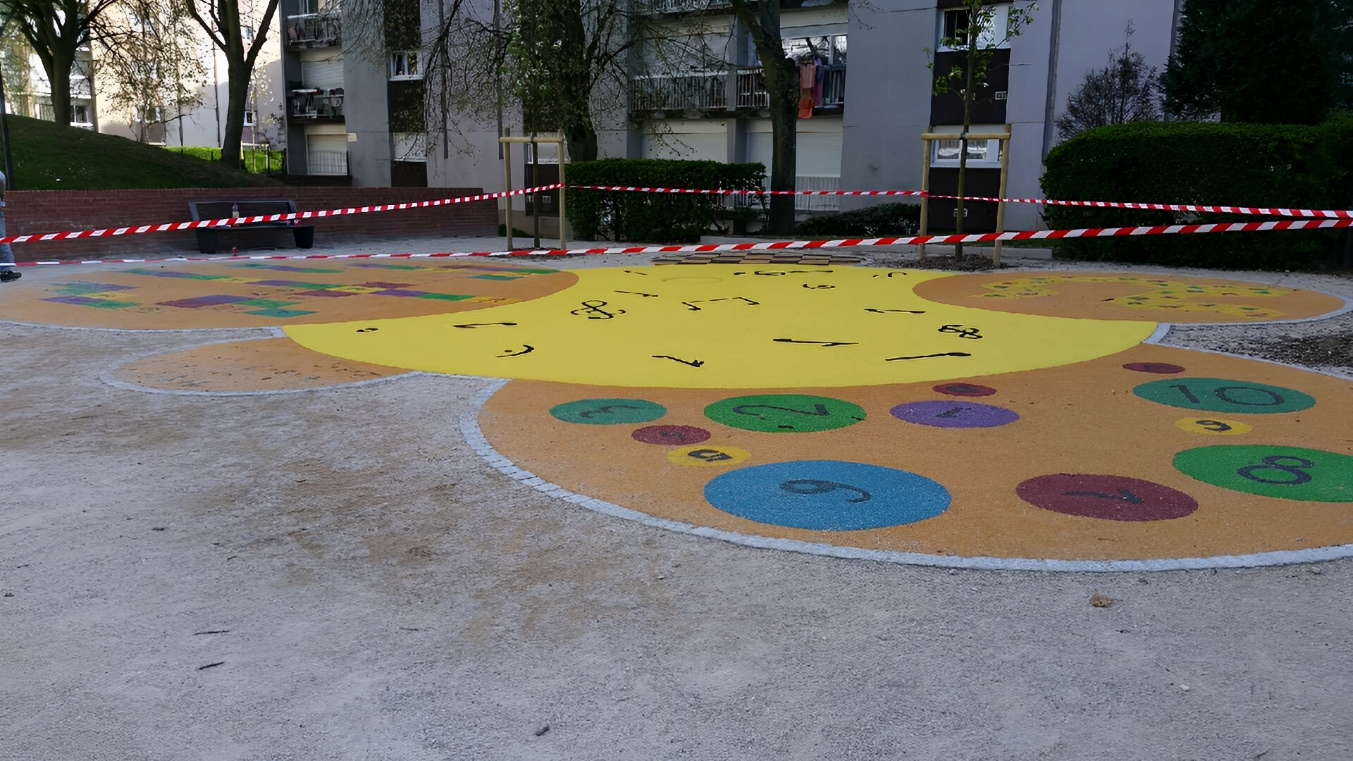 Sol amortissant pour aires de jeux et équipements sportifs - 24 couleurs et motifs sur mesure_3