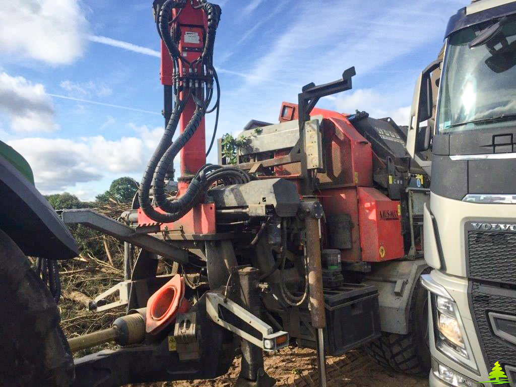 Broyeur de branches Musmax avec hauteur d’éjection de 5,20 mètres