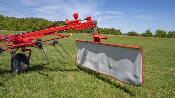 Girofaneur Kuhn GF 8700 avec excellent suivi de terrain