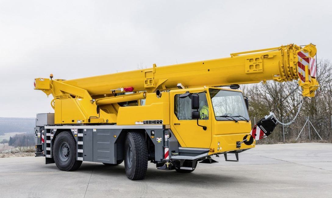 Grue automotrice Liebherr avec fléchette treillis de 9,5 mètres