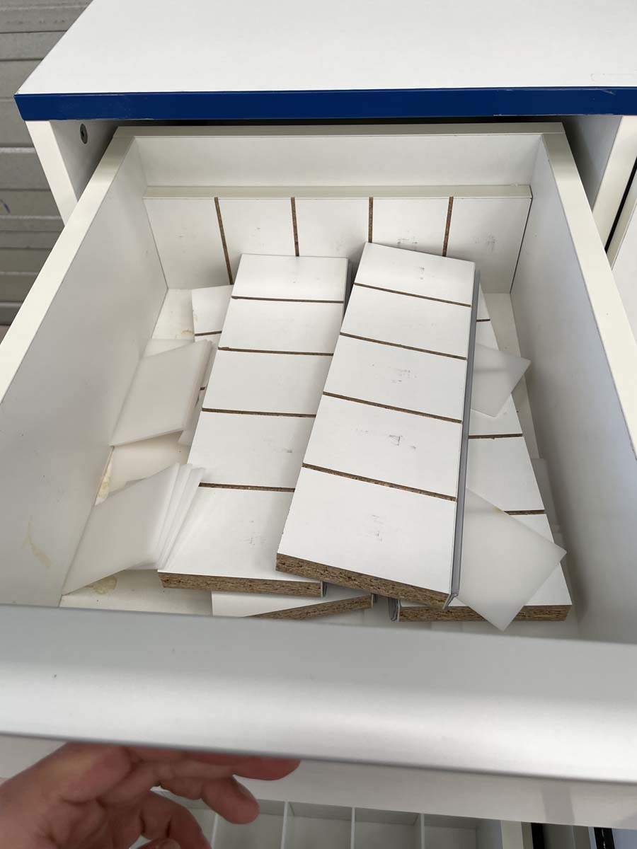 Meuble de laboratoire d'occasion à 10 tiroirs - sur pieds métal - ATEX - P21091168_3