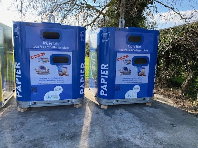 Conteneur pour collecte de verre avec options de crochets adaptables