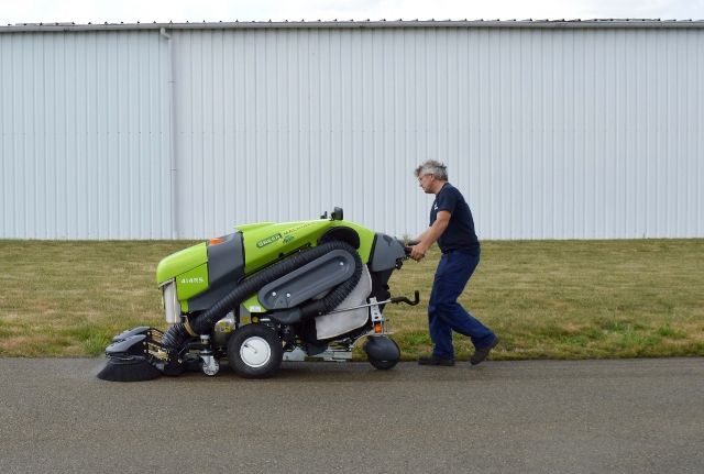 Balayeuse compacte thermique Green Machines GM 400 - Nettoyage efficace des sols complexes - Fonctionnement intuitif - Compactage des déchets - Matériel et accessoires pour une conduite sécurisée et optimisée_3