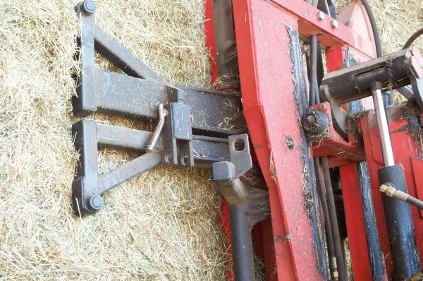 Manipulateur Bugnot pour balles rectangulaires avec attelage adaptable