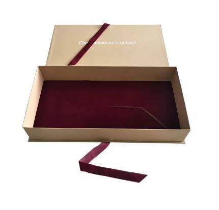 Boîte en papier artisanale pour emballage de robe sur mesure