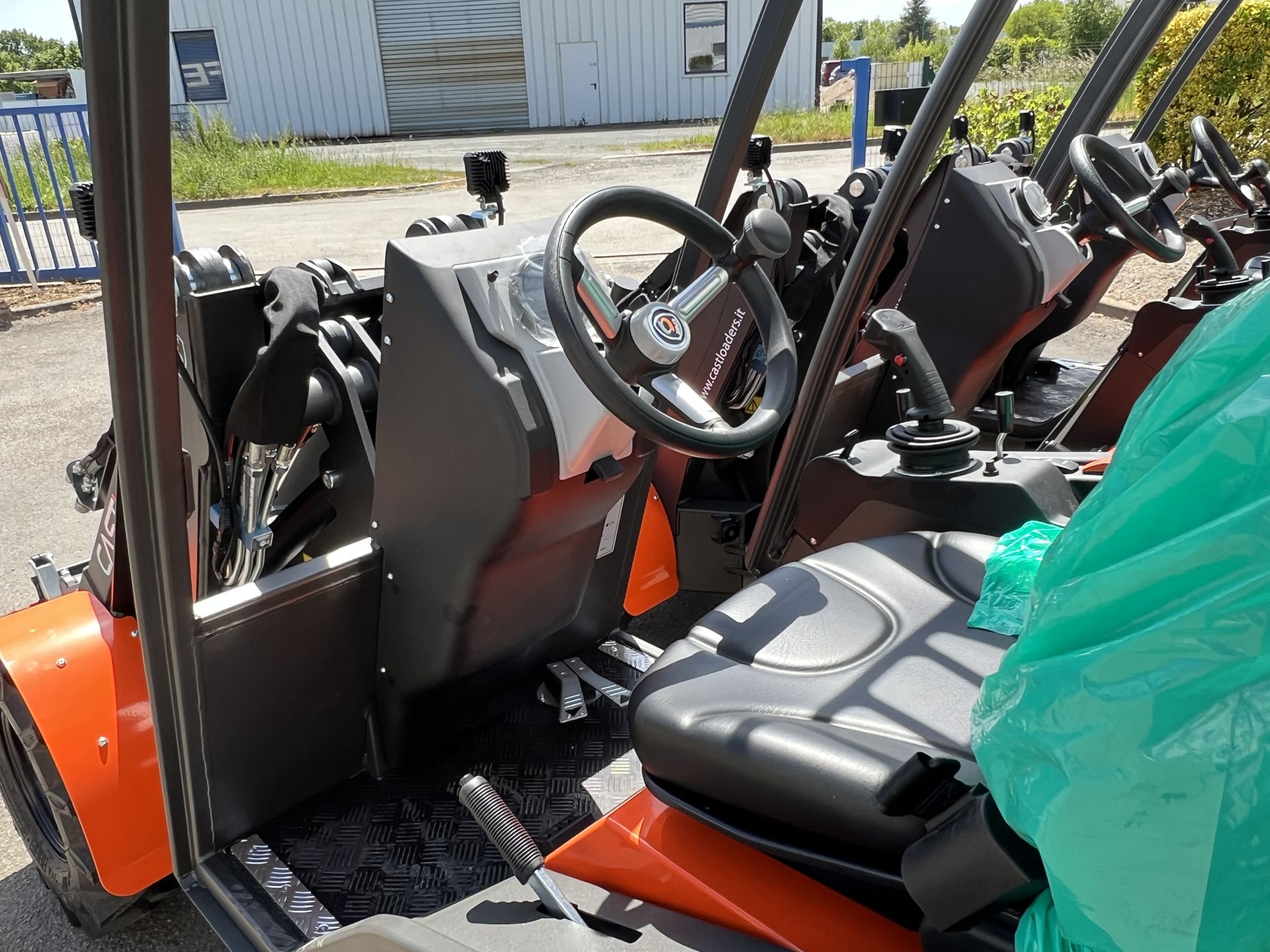 Poste de conduite spacieux avec cabine suspendue