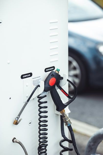 Borne moderne et personnalisable pour lavage auto professionnel