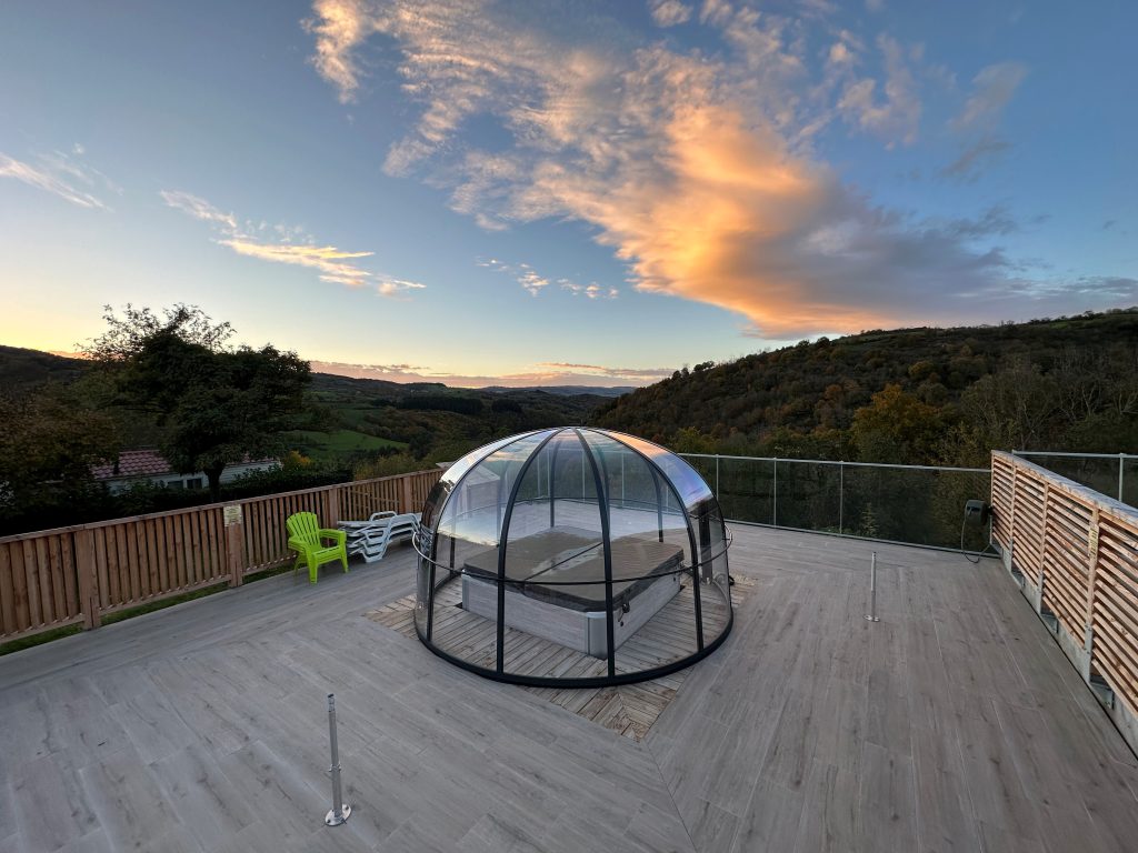 Abri de spa Draco avec vitrage transparent et intégration architecturale