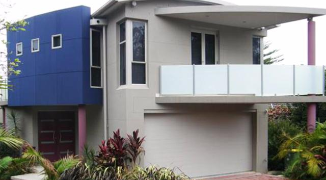 Porte de garage enroulable / motorisée / lames en acier / avec portillon et hublots / isolation thermique_3