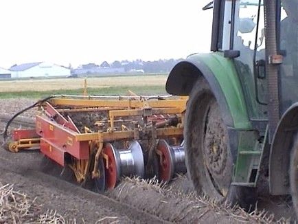 Équipement de récolte avec rouleau en plastique pour pommes de terre