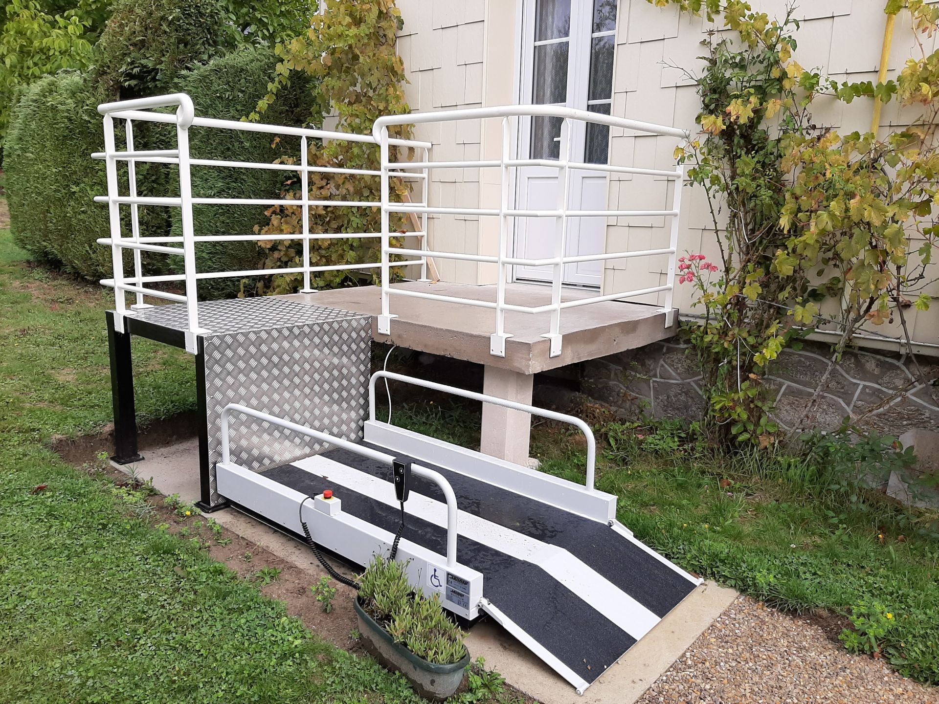 Plateforme compacte et pratique pour accessibilité PMR